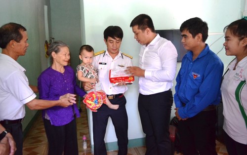 Sinh viên ĐH Đông Á tiết kiệm, hướng về Trung thu cho con Cảnh sát biển và em nhỏ vượt khó